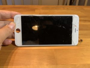 バキバキのiPhone6sプラス画面割れ修理